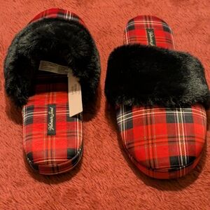 NWT Victoria Secret holiday with plaid faux fur trim satin slippers, size 7-8